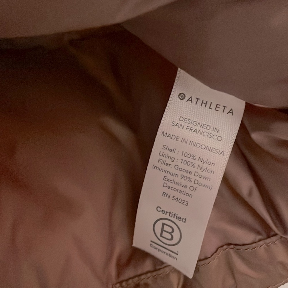 Athleta Women’s Lofty Down Vest In Rose Gold Mauve - Picture 9 of 9